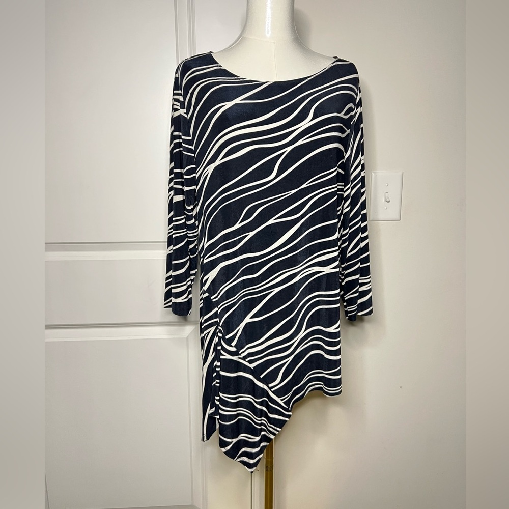 Chico Travelers Women’s Top sz 2 Slinky Knit Asymmetric Hem Abstract Career